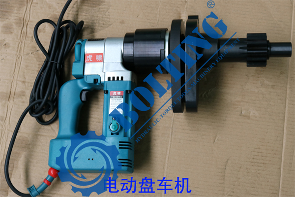 機(jī)車缸頭拉伸器，機(jī)車軸承座拉伸器、電動(dòng)盤(pán)車機(jī)、風(fēng)動(dòng)盤(pán)車機(jī)已測(cè)試完畢